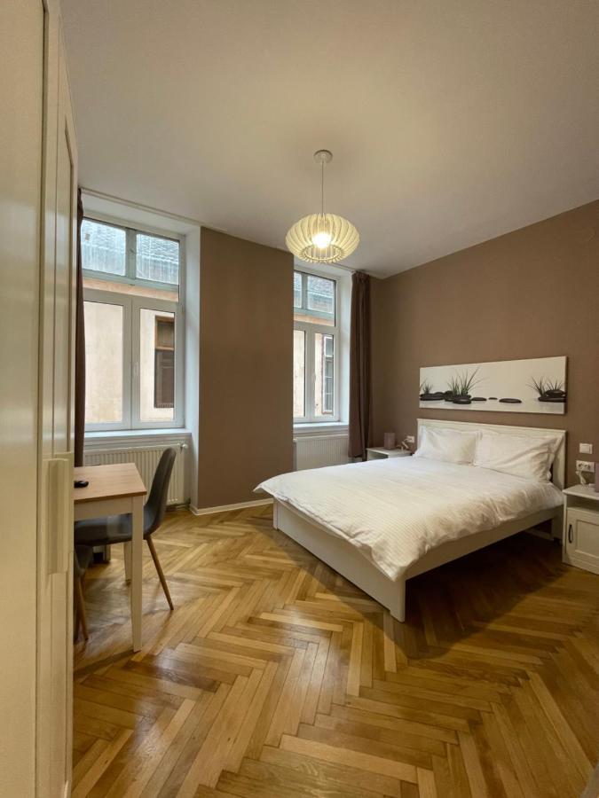 Schei Central Studios In The Heart Of Brașov Exterior foto
