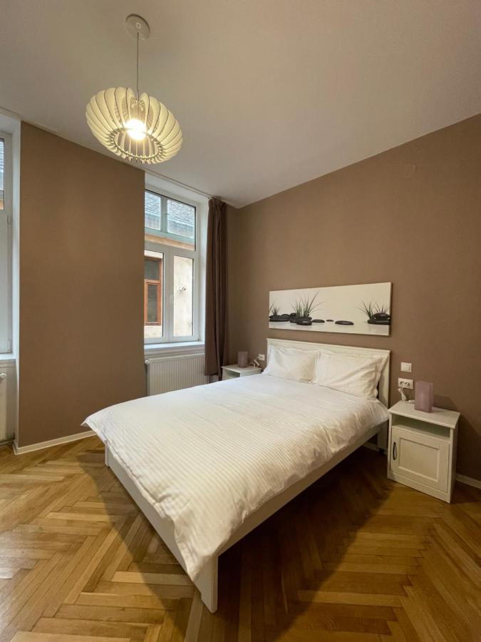 Schei Central Studios In The Heart Of Brașov Exterior foto